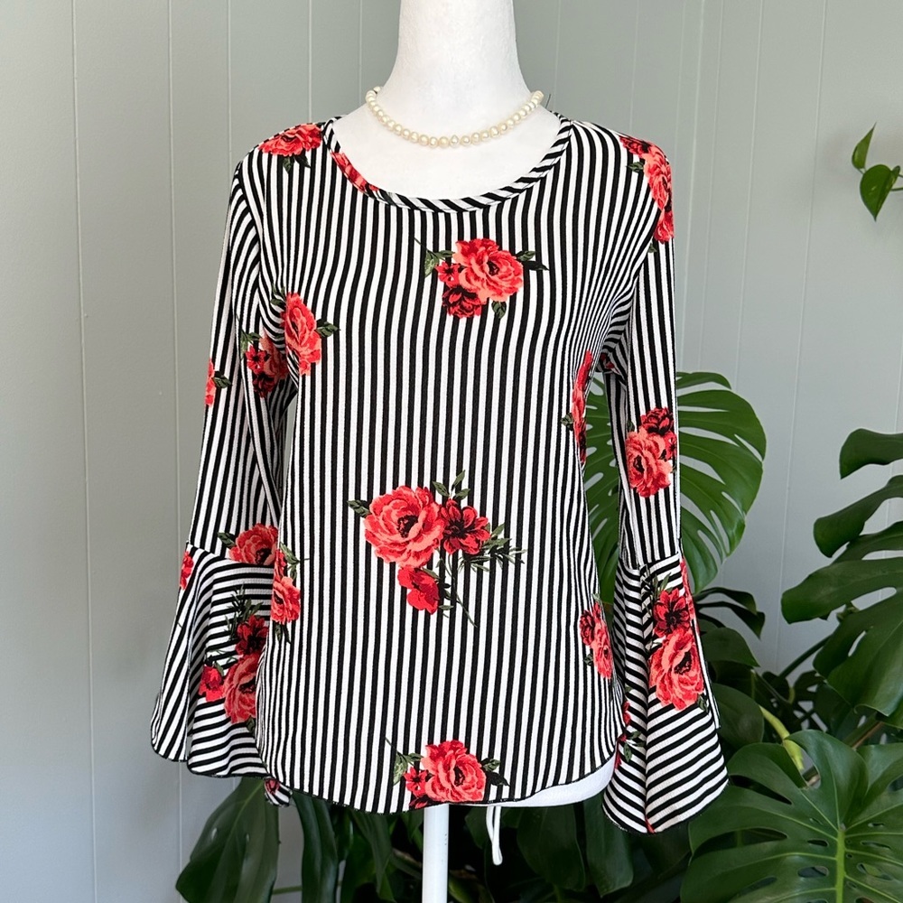 🛍️ Arabella beautiful floral  bell sleeve top.